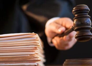 Қазақстандықтарды 92 млн теңгеге алдаған алаяқ сотталды