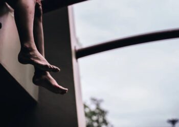 Алматыда қыз 18-қабаттың терезесінен құлап көз жұмды – қылмыстық іс қозғалды