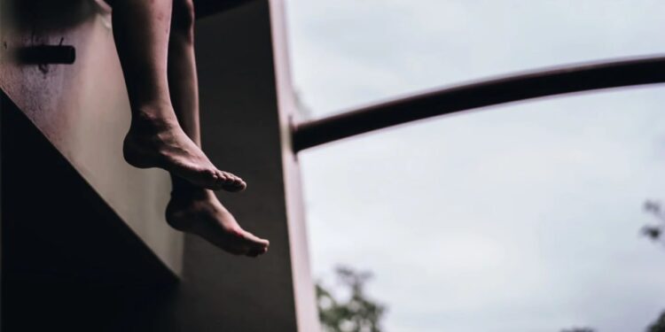 Алматыда қыз 18-қабаттың терезесінен құлап көз жұмды – қылмыстық іс қозғалды