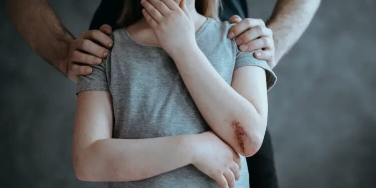 Бір жыл бойы өгей қызын зорлаған ер адам ұсталды