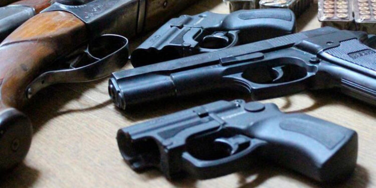 Полицей өзінің досына қызметтік қарумен оқ атқан