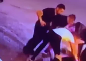 «Жабылып тепкілеген»: желіде жігітті қатты ұрып-соққан кадрлар таралды ВИДЕО