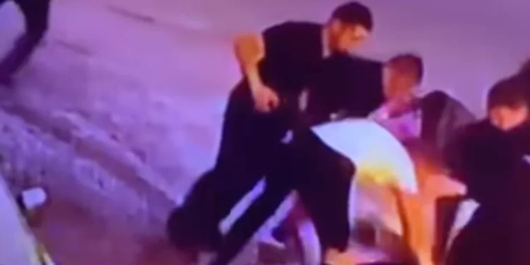 «Жабылып тепкілеген»: желіде жігітті қатты ұрып-соққан кадрлар таралды ВИДЕО