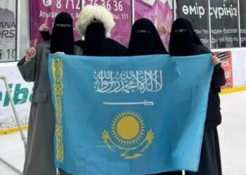 Атырауда тұмшаланған адамдар мемлекеттік туды қорлаған