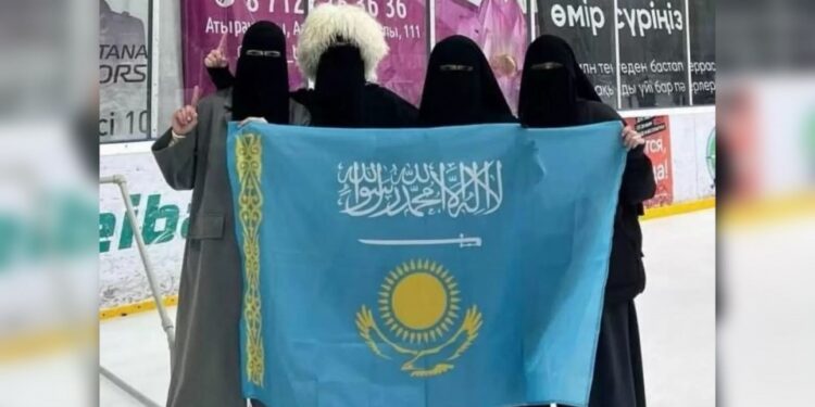 Атырауда тұмшаланған адамдар мемлекеттік туды қорлаған