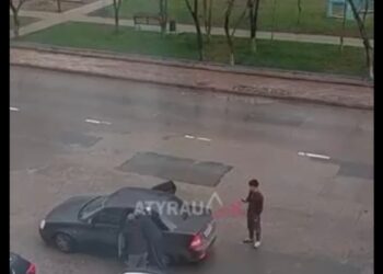 Военкомат қызметкерлері жігітті көшеден күштеп алып кетті ВИДЕО