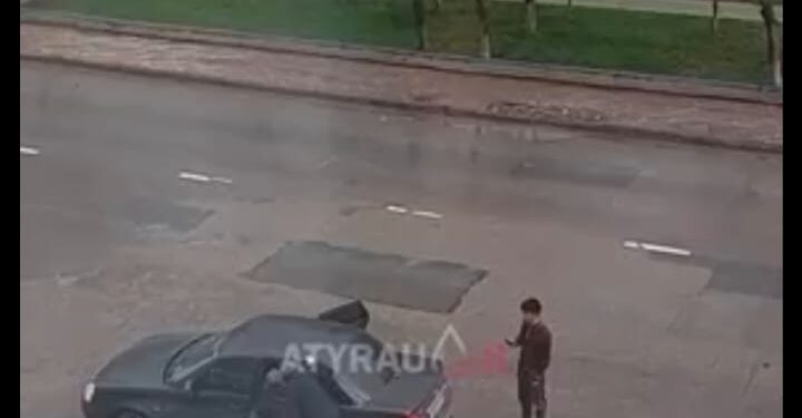 Военкомат қызметкерлері жігітті көшеден күштеп алып кетті ВИДЕО