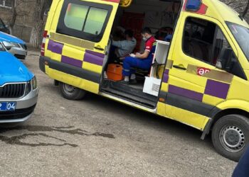 Белгісіз біреу балаларын қорқытып, күйеуіне пышақ сұққанын айтқан келіншектің жазбасы желіде тарады