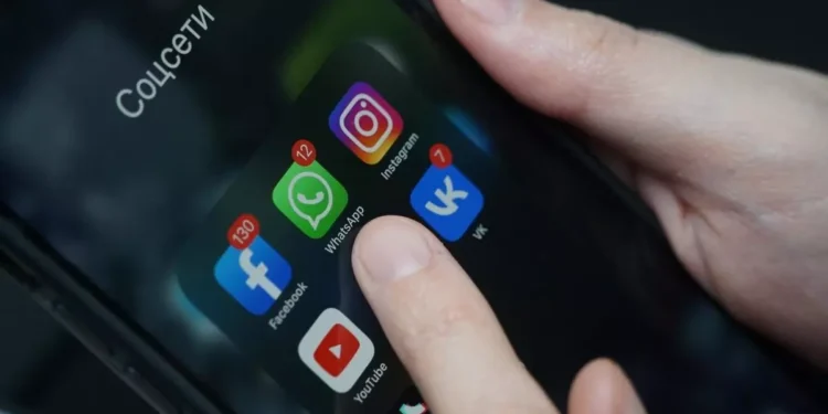 Жастар ресурстық орталығының басшысы қызметкерлерді «лайк» қоймағаны үшін жазалаған