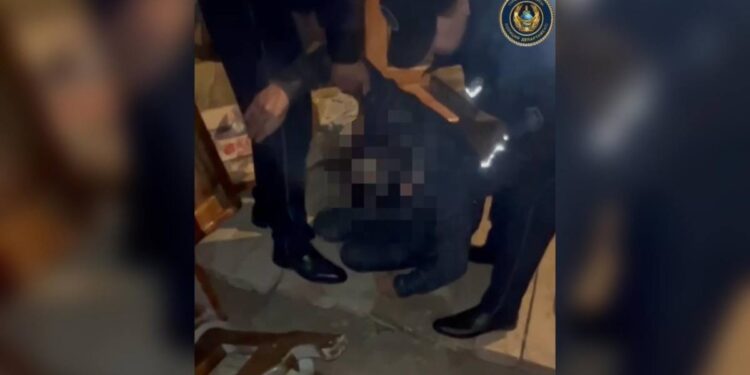 «Асылып тұрған»: Полиция қайғылы оқиғаның алдын алды ВИДЕО
