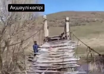 Үш адам апатты жағдайдағы аспалы көпірден құлап, мерт болды ВИДЕО