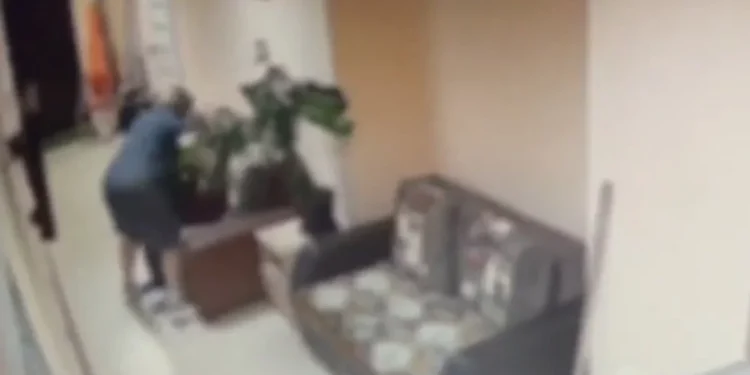 Қарттарды аяусыз соққыға жығып, киімсіз далаға қуған пансионат қызметкері сотталды