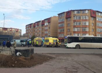 Шағын автобус аялдамаға соғылып, 7 бала ауруханаға түсті