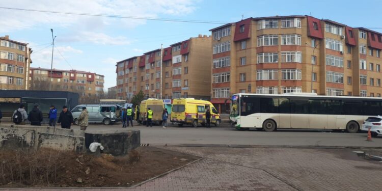 Шағын автобус аялдамаға соғылып, 7 бала ауруханаға түсті