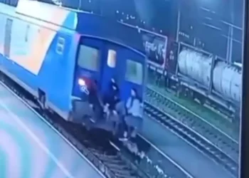 Үш жасөспірім мас күйде пойыз жүретін кезде артына мініп алған ВИДЕО