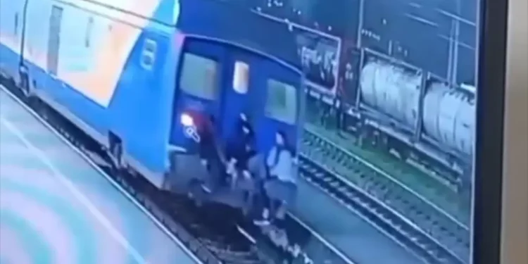 Үш жасөспірім мас күйде пойыз жүретін кезде артына мініп алған ВИДЕО