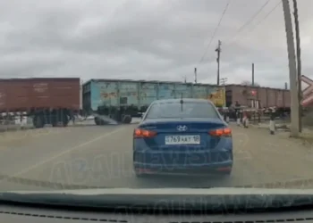 «Вагон арасынан өтпек болған»: Әйел пойыз астына түсіп, көз жұмды ВИДЕО