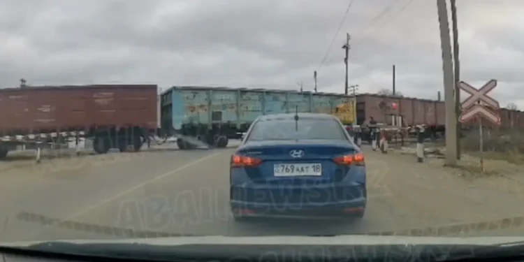 «Вагон арасынан өтпек болған»: Әйел пойыз астына түсіп, көз жұмды ВИДЕО