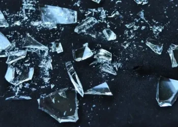 Зейнеткердің үйіне кіріп, терезесін сындырған