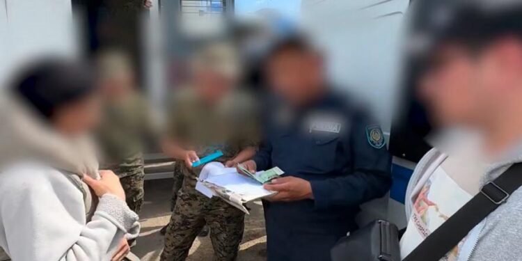 230 млн теңге көлемінде алаяқтық жасады деп күдікке ілінген қазақстандық әйел Қырғызстаннан экстрадицияланды