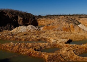 7 жасар бала қоршалмаған су толы шұңқырға құлап кетіп, көз жұмды