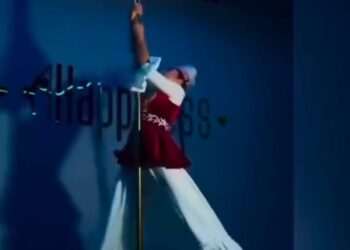 Ұлттық киім киген қыздың «біртүрлі» биі желіні шулатты ВИДЕО