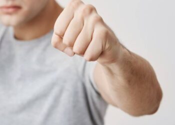 Зейнеткерді соққыға жыққан жасөспірімдер қамауға алынды