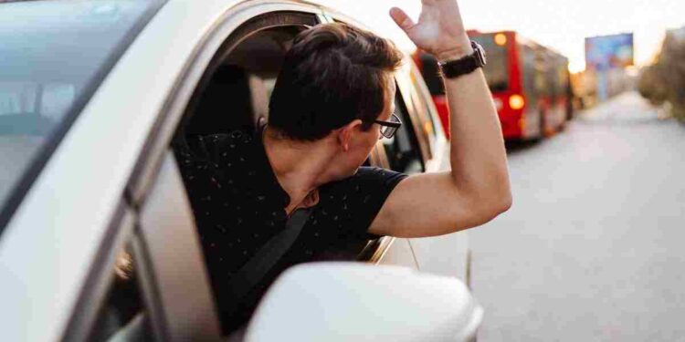 Енді көліктен басын шығарғандарға 39 мың теңгеден аса айыппұл салынады