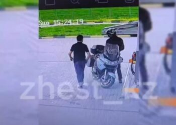 Белгісіз біреу мотоцикл жүргізушісіне пышақ сұққан ВИДЕО