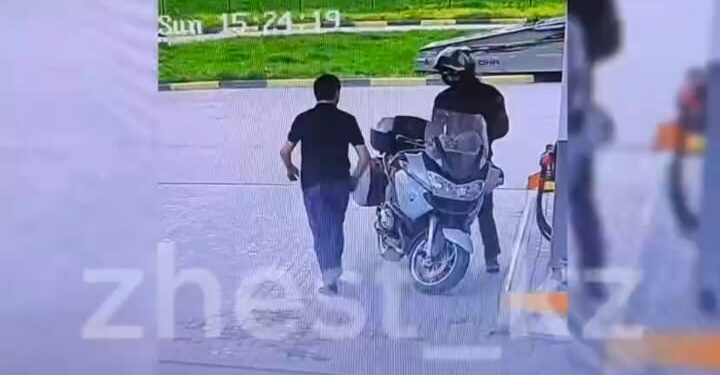 Белгісіз біреу мотоцикл жүргізушісіне пышақ сұққан ВИДЕО