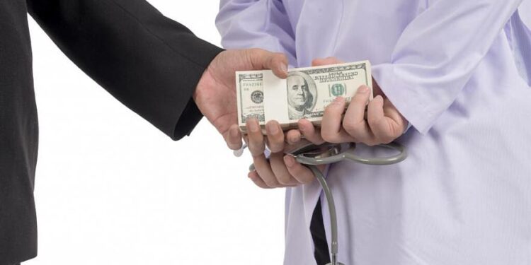 «400 миллион теңге ұрлаған»: Бас дәрігердің орынбасары 9 жылға сотталды