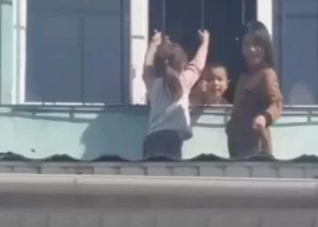 «Ешкім қарамаған»: Балалар жекеменшік балабақшаның шатырына шығып алған ВИДЕО