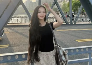 «Әбден азаптап, жетінші қабаттан лақтырып жіберген»: көз жұмған қыздың анасы әділдік іздеп жүр