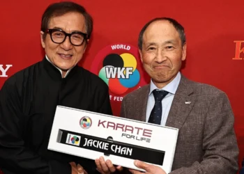 Джеки Чан каратэден қара белбеу иегері атанды
