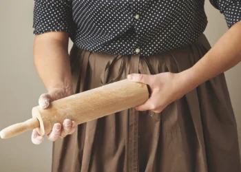 Асырап алған баласын оқтаумен сабаған