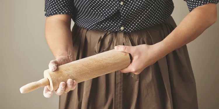 Асырап алған баласын оқтаумен сабаған