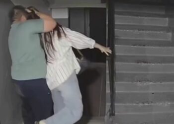 Тұрғын үйдің кіре берісінде қызға шабуыл жасалған ер адам ұсталды ВИДЕО