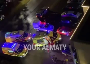 Алматыда тұрғын үй кешенінің жанында екі адамды пышақтап кетті