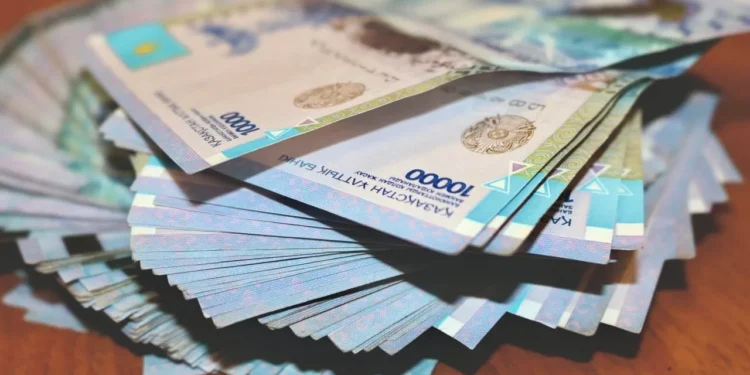 Келіні көзі көрмейтін енесінің атынан бірнеше кредит алып, төркініне кетіп қалған