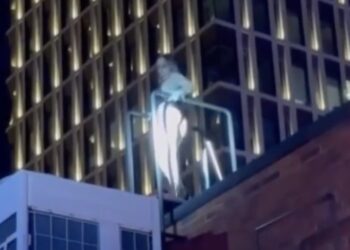 Астанада Үкімет үйінің маңында жартылай жалаңаш билеген қыз қоғамның наразылығын туғызды