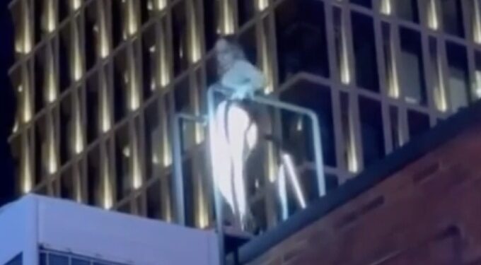 Астанада Үкімет үйінің маңында жартылай жалаңаш билеген қыз қоғамның наразылығын туғызды