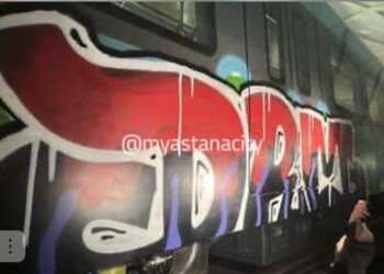 Астанада белгісіз біреулер LRT вагондарының сыртына сурет салып кеткен