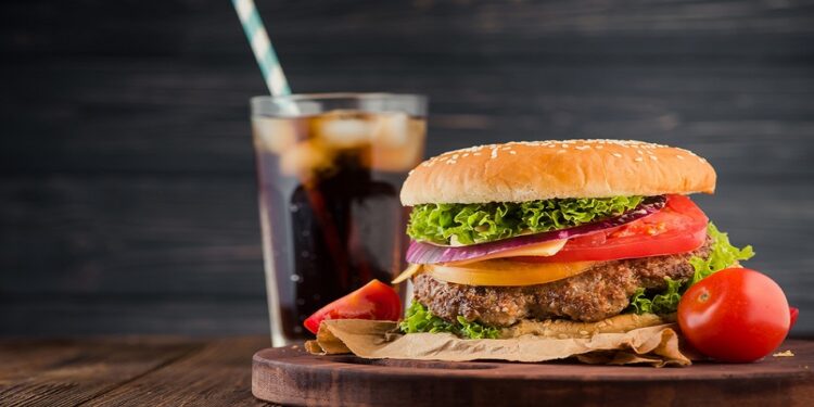 Қазақстанда фастфуд пен зиянды өнімдердің жарнамасына шектеу қойылуы мүмкін