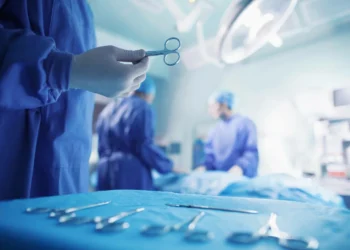 «Жағдайы ауыр»: Астанада пышақ жарақатын алған жасөспірім балалар алаңынан табылған