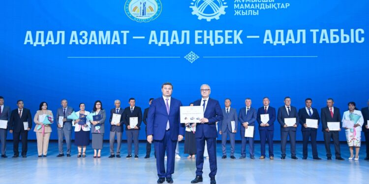 Облыс әкімі сала мамандарына арнайы көлік тарту етті