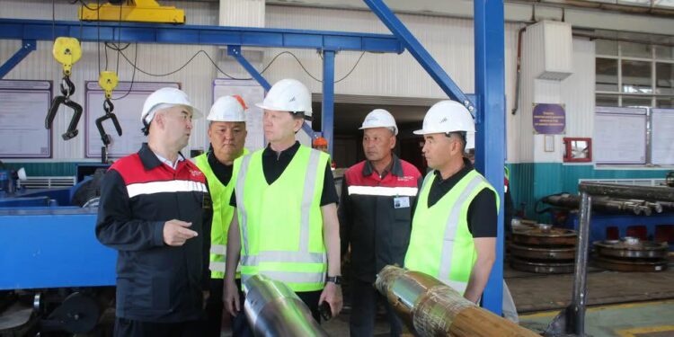 Мәжіліс депутаты Қазалыдағы жаңа өндірістік цехпен танысты