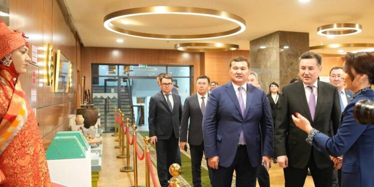 ӨСКЕМЕНДЕ «СЫР ӨҢІРІ – ТҮРКІ ӨРКЕНИЕТІНІҢ АЛТЫН БЕСІГІ» АТТЫ КӨРМЕ ӨТТІ