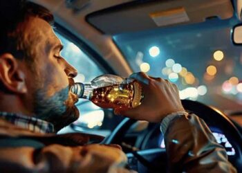 Мас күйінде көлік басқарған министр қызметінен босатылды