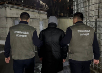 Әйелдерді аңдыған екі ер адам қамауға алынды.