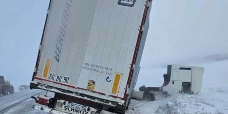 Ақтөбе облысында жантүршігерлік жол апаты: төрт адам қаза тапты